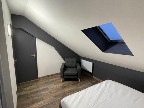 une chambre avec un lit, une chaise et une fenêtre dans l'établissement Appartement Huanlili, à Noyers-sur-Cher
