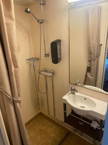 Een badkamer bij Hotellilaiva Wuoksi