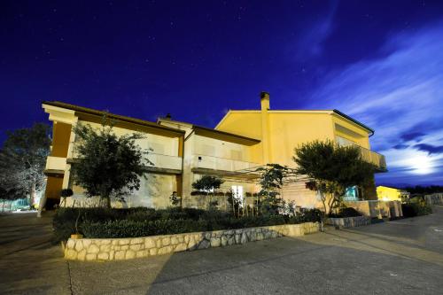 Gallery image of Apartments Simona in Lopar