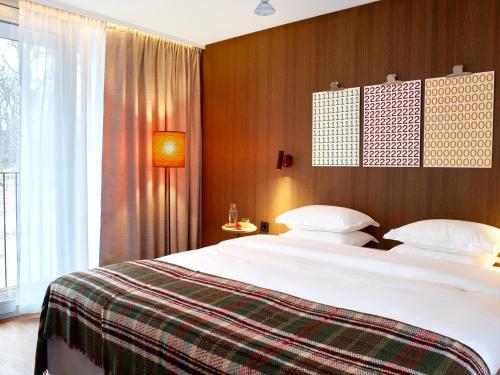 a bedroom with a large white bed and a window at Best Western Plus Ten Hotel in Upplands-Väsby