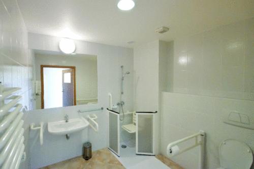 Baño blanco con lavabo y aseo en Hotel A4 MOP Zastawie, en Jaworzno