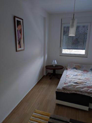 Un pat sau paturi într-o cameră la Nina
