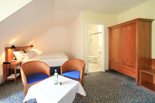 Landidyll Hotel Erbgericht Tautewalde tesisinde bir odada yatak veya yataklar
