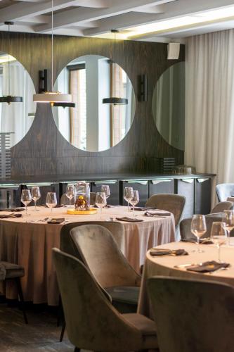 a dining room with tables and chairs and a mirror at Hotel Natura Residence Business&SPA in Siewierz