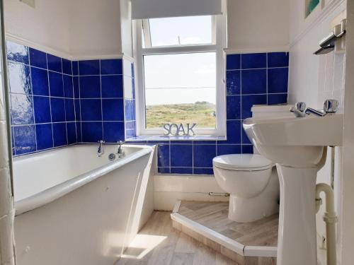 Bathroom sa BRYN GORS-3 BED-FIRST FLOOR APT- YARDS FROM BEACH