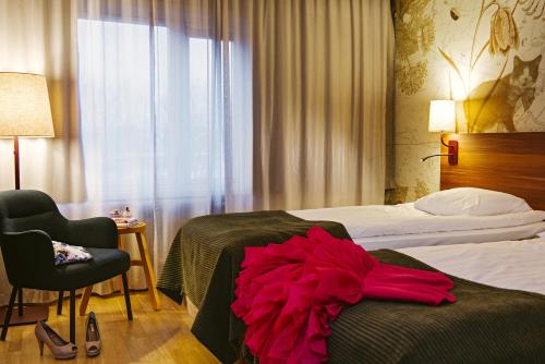 Un pat sau paturi într-o cameră la Scandic Uppsala Nord