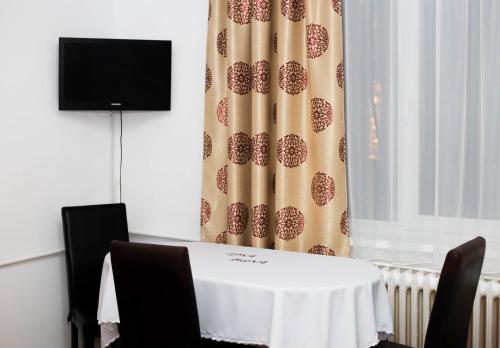 a dining room with a table and a curtain at Casa Zâna Bună in Gherla