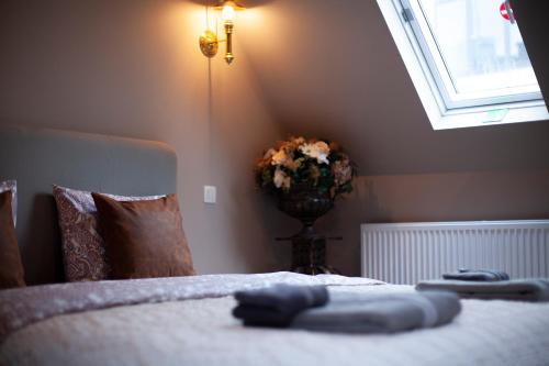 Un dormitorio con una cama con un jarrón de flores en Luxury Suites Meir, en Amberes