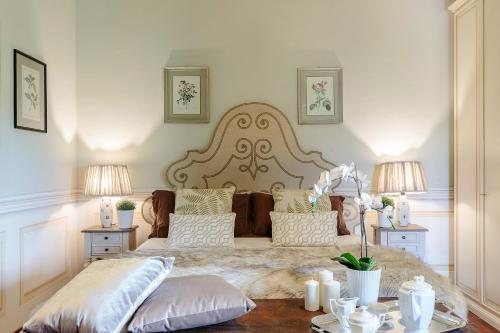 Un dormitorio con una cama grande con almohadas. en Villa Annalisa, en Lucca