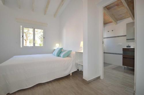 Postel nebo postele na pokoji v ubytování Villa Les Oliveres By SunVillas Mallorca
