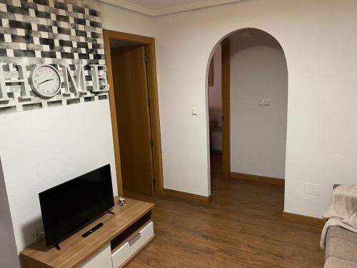 Televízia a/alebo spoločenská miestnosť v ubytovaní TORREVIEJA