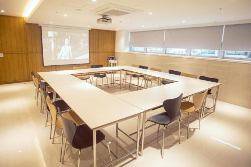 a conference room with a large table and chairs at Kenny Stay Busan Gijang in Busan