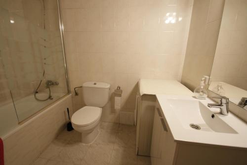カンブリルスにあるCasa Rosales 6のバスルーム(トイレ、洗面台、シャワー付)