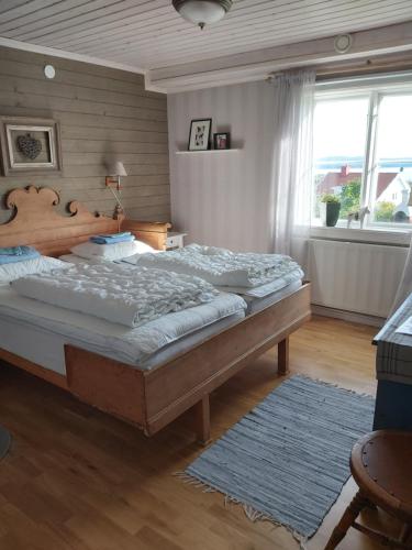 a bedroom with a large bed and a window at Backlund Boende i Dalarna in Rättvik