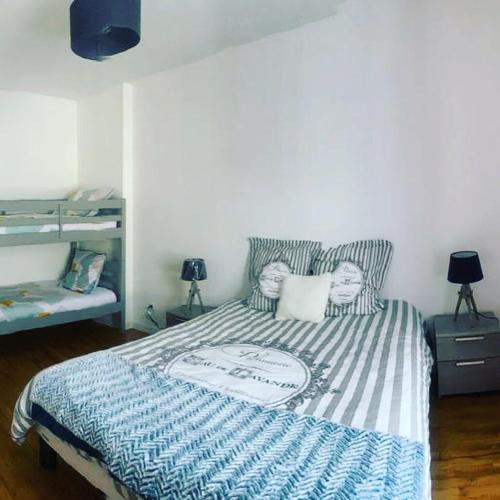 Ένα ή περισσότερα κρεβάτια σε δωμάτιο στο Logement 8 personnes à St Aignan centre