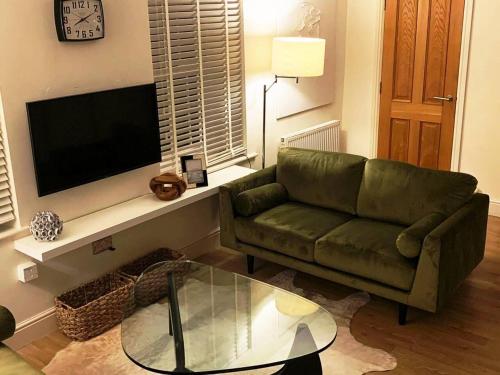 Seating area sa Cheerful 2-bed cottage with 2 free parking Leeds
