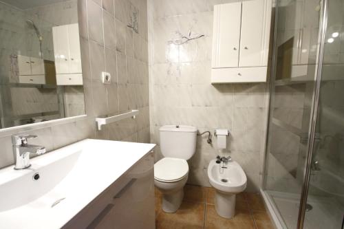ミアミ・プラトーヤにあるCasa Carmen 2のバスルーム(トイレ、洗面台、シャワー付)