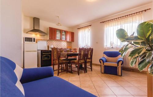 Kuchyň nebo kuchyňský kout v ubytování Three-Bedroom Holiday Home In Barban
