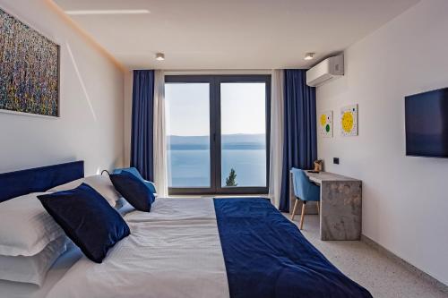 Postel nebo postele na pokoji v ubytování Villa Gust, sea view, pool, jacuzzi, sauna, cinema