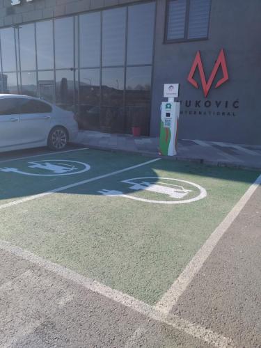 un'auto bianca parcheggiata in un parcheggio con il cartello aania di Motel Bihać a Bihać