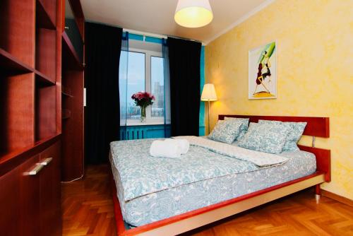 モスクワにあるKvartira Svobodna - Apartments Gruzinskayaのベッドルーム(ベッド1台、窓付)