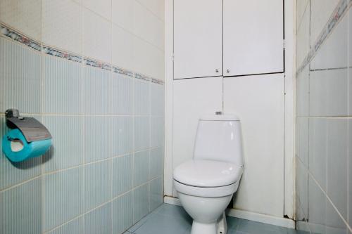 モスクワにあるKvartira Svobodna - Apartments Gruzinskayaのバスルーム(トイレ、トイレットペーパーディスペンサー付)
