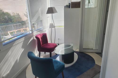 une chambre avec deux chaises, une table et une lampe dans l'établissement Bel Apt Near Croisette Beach Cannes, à Cannes
