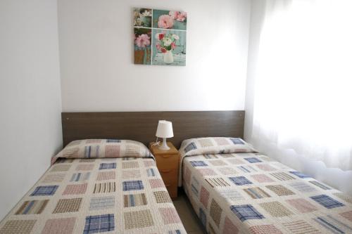 ミアミ・プラトーヤにあるCasa Carmen 3のベッドルーム1室(隣り合わせのベッド2台付)