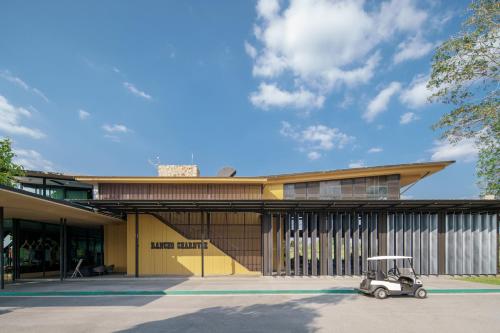 Tòa nhà nơi resort tọa lạc