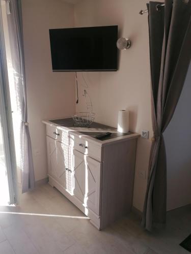 Elle comprend une télévision murale à écran plat. dans l'établissement La basse-cour, à Vic-sur-Cère