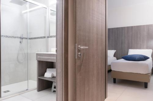 La salle de bains est pourvue d'une douche, d'un lit et d'un lavabo. dans l'établissement SALUS Locazione Turistica, à Vérone