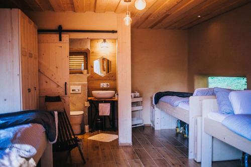 Habitación con 2 camas y lavabo. en Sleeping with bees - Tourist farm Muha en Grosuplje