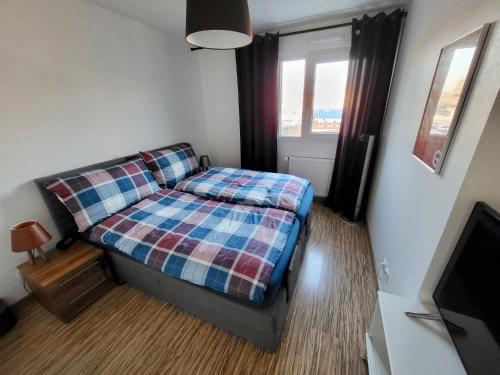 - une petite chambre avec un lit et une fenêtre dans l'établissement Tichnich Apartement - 2 bedrooms, à Annemasse