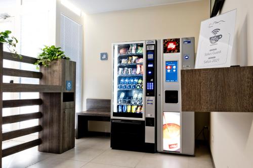 una máquina expendedora de bebidas en una habitación en SALUS Locazione Turistica, en Verona