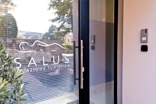 a glass door with a sign that reads salesenburg tulsa at SALUS Locazione Turistica in Verona
