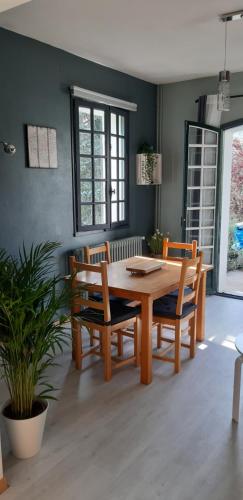 uma sala de jantar com uma mesa de madeira e cadeiras em gites l aubisque avec bain nordique et sauna en pleine montagne em Arrens-Marsous