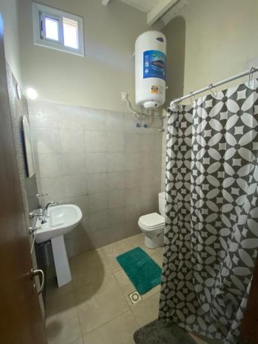 een badkamer met een douchegordijn en een toilet bij Costa Luxe Planta Alta in Posadas