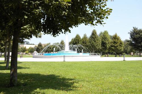 בריכת השחייה שנמצאת ב-Fado Apartments Gornja Radgona או באזור