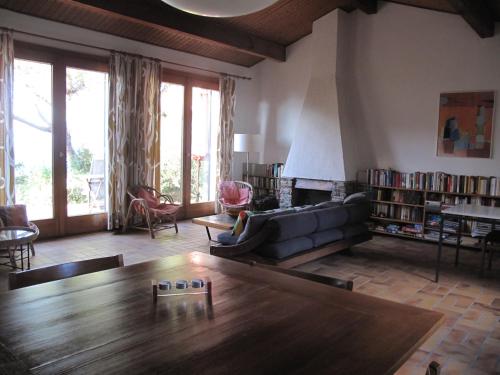 un salon avec un canapé et une table dans l'établissement Villa Les Quatre Vents mit traumhaftem Meerblick, à Hyères