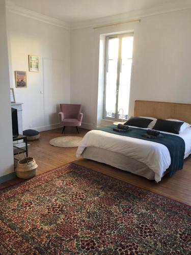 - une chambre avec un grand lit et un tapis dans l'établissement Maison St Romain Blaye, à Blaye