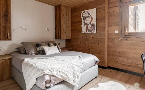 une chambre avec un lit dans une cabane en bois dans l'établissement L'Or des Cimes, à Valloire