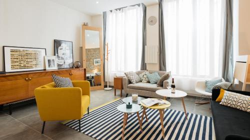 uma sala de estar com uma cadeira amarela e um sofá em Dify Vaudrey - Part Dieu em Lyon