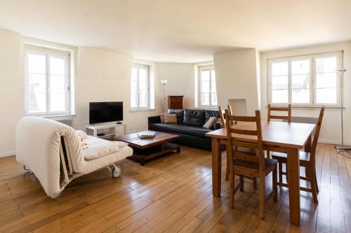 un salon avec un canapé et une table dans l'établissement DIFY Palais - Cordeliers, à Lyon