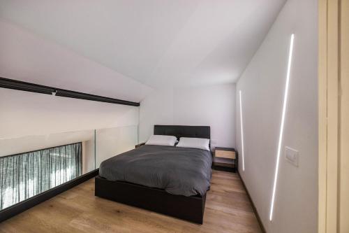a bedroom with a bed in the middle of a room at Appartamento Mazzin in Mazzin