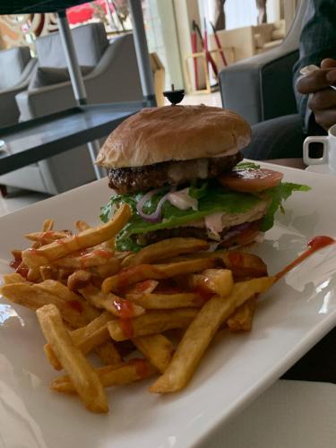 Comida en o cerca de este hotel