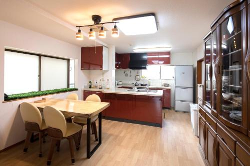 福知山市にあるWぴーす（W PEACE)の部屋に木製のテーブルと椅子が置かれたキッチン