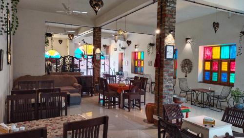 ห้องอาหารหรือที่รับประทานอาหารของ RANGBAARI STAYS & CAFE