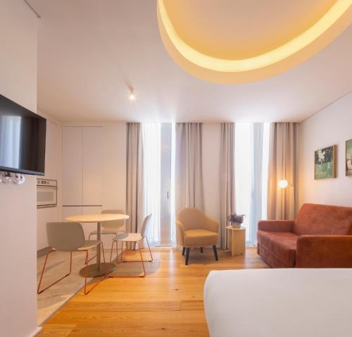 uma sala de estar com um sofá e uma mesa em Lisbon Serviced Apartments - Estrela em Lisboa