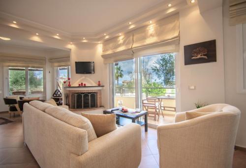 Posezení v ubytování Ianthi Beach Villa by "elite"