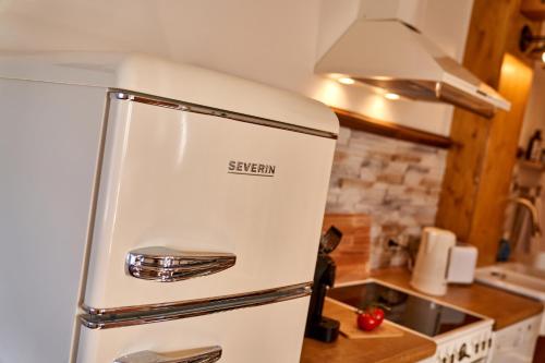 an old refrigerator with a sign on it in a kitchen at Ritterstube - Eifelstuben mit Charme, Nähe See und Burg, außergewöhnlich, Vulkaneifel in Ulmen